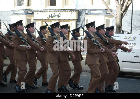 Aberystwyth, Großbritannien. 30. Januar 2013. Soldaten aus Prince Of Wales Company, 1. Bataillon Welsh Guards Parade durch Aberystwyth. Bildnachweis: Barry Watkins/Alamy Live-Nachrichten Stockfoto