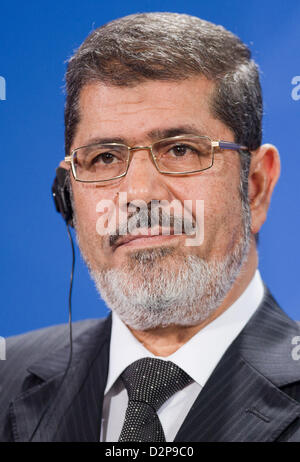 Der ägyptische Präsident Mohamed Morsi gibt eine Pressekonferenz im Bundeskanzleramt in Berlin, Deutschland, 30. Januar 2013. Foto: MICHAEL KAPPELER Stockfoto