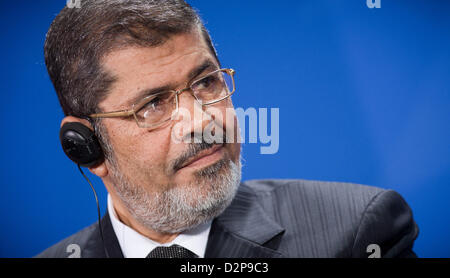 Der ägyptische Präsident Mohamed Morsi gibt eine Pressekonferenz im Bundeskanzleramt in Berlin, Deutschland, 30. Januar 2013. Foto: MICHAEL KAPPELER Stockfoto