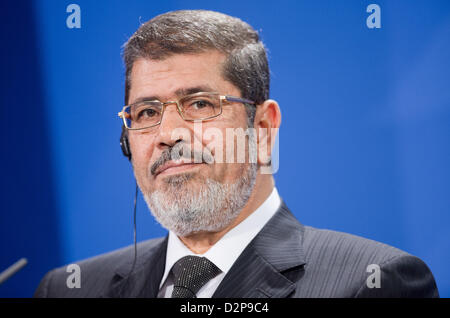 Der ägyptische Präsident Mohamed Morsi gibt eine Pressekonferenz im Bundeskanzleramt in Berlin, Deutschland, 30. Januar 2013. Foto: MICHAEL KAPPELER Stockfoto