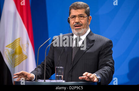 Der ägyptische Präsident Mohamed Morsi gibt eine Pressekonferenz im Bundeskanzleramt in Berlin, Deutschland, 30. Januar 2013. Foto: MICHAEL KAPPELER Stockfoto