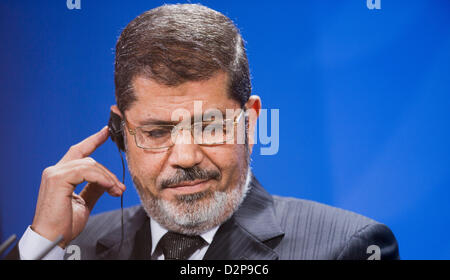 Der ägyptische Präsident Mohamed Morsi gibt eine Pressekonferenz im Bundeskanzleramt in Berlin, Deutschland, 30. Januar 2013. Foto: MICHAEL KAPPELER Stockfoto