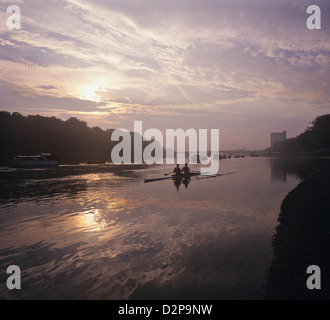 Am frühen Morgen auf der Themse in Putney mit Ruderer kommen vorgelagerten, London Stockfoto