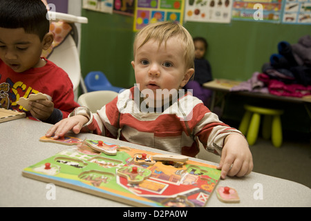 Kinder sind uns Kindergarten Schule/frühen Lernzentrum im Stadtteil Kensington sehr multikulturellen Brooklyn, NY Stockfoto