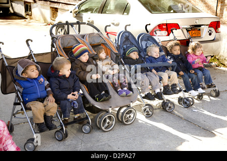 Kinder sind uns Kindergarten Schule/frühen Lernzentrum im Stadtteil Kensington sehr multikulturellen Brooklyn, NY Stockfoto