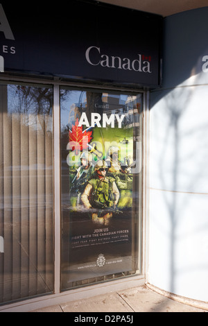 kanadische Armee Plakat im Fenster der Streitkräfte Rekrutierung Büro Haultain Gebäude Saskatoon Saskatchewan Kanada Stockfoto