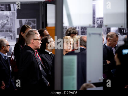 Bundeskanzlerin Angela Merkel (CDU, C) besucht die Sonderausstellung "Berlin 1933 – die Errichtung der Diktatur" in Berlin, Deutschland, 30. Januar 2013. Die Ausstellung in der Stiftung Topographie des Terrors zeichnet den Aufstieg an die Macht der Nationalsozialisten vom Ende der Weimarer Republik bis in die ersten Wochen Nachfolger Adolf Hitlers Ernennung zum Reichskanzler. Foto: Kay Nietfeld Stockfoto