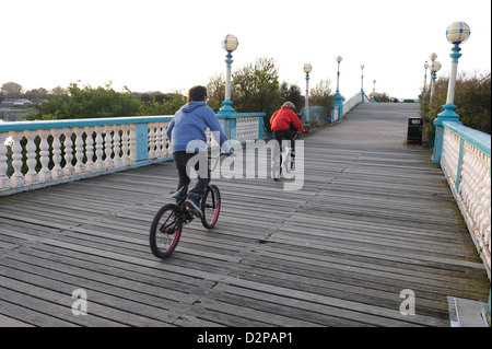 Junge biker Fahrt über Holzbrücke, Scarisbrick Avenue, Marine Lake, Southport, Merseyside, England Stockfoto