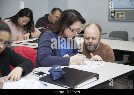 Klasse für Einwanderer Englisch lernen und sich auf Beschäftigungsmöglichkeiten bereiten. NEW YORK CITY Stockfoto