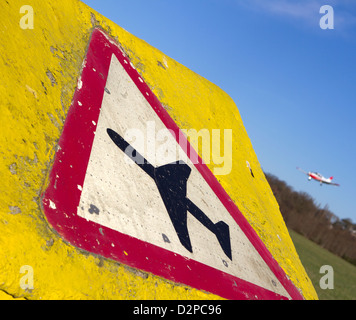 Kleinflugzeuge hereinkommt, durch ein niedrig fliegenden Flugzeug Schild zu landen. Stockfoto