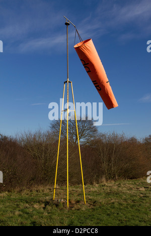 Ein Windsack am Fairoaks Flughafen, Chobham fliegen. Stockfoto