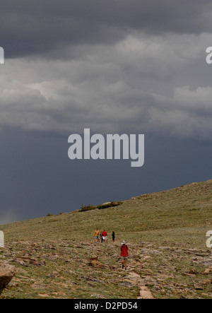 Familie Wandern Thunder Storm Rocky Mountain National Park Colorado Stockfoto