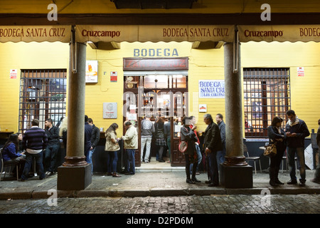 Bodega Santa Cruz (Calle Rodrigo Caro 1) in der Umgebung der Kathedrale Stockfoto