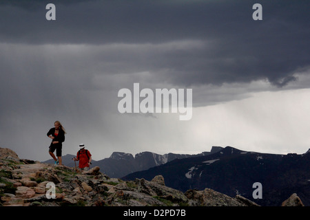 Familie Wandern Thunder Storm Rocky Mountain National Park Colorado Stockfoto