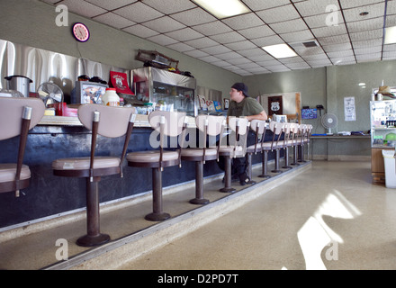 Der Kellner beim ROY'S. Innere Bilder von Roy's Diner auf der legendären Route 66 in Amboy, Kalifornien, USA, 2010 Stockfoto