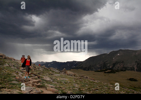 Familie Wandern Thunder Storm Rocky Mountain National Park Colorado Stockfoto