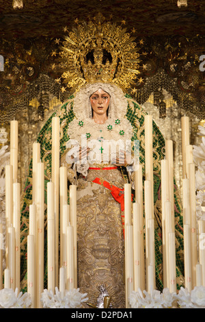 Bild der Jungfrau Maria auf Float (Pasos) durchgeführt, während der Semana Santa (Karwoche) Stockfoto