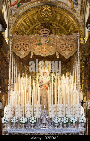 Float (Pasos) von Jungfrau Maria durchgeführt während der Semana Santa (Karwoche) Stockfoto