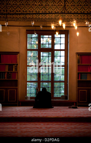 ISTANBUL TÜRKEI - Blaue Moschee (Sultan Ahmet Camii), muslimischen Mann, der betet durch die Fenster, während schneit, Sultanahmet Stockfoto