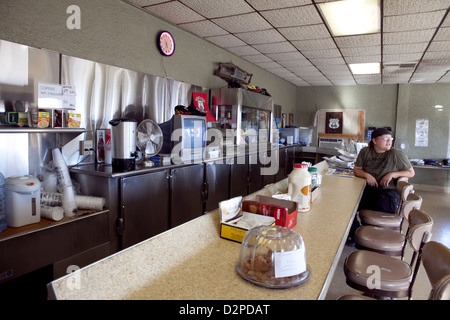 Der Kellner beim ROY'S. Innere Bilder von Roy's Diner auf der legendären Route 66 in Amboy, Kalifornien, USA, 2010 Stockfoto