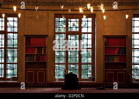 ISTANBUL TÜRKEI - Blaue Moschee Sultan Ahmet Camii-muslimischen Mann, der betet durch die Fenster, während schneit, Sultanahmet Stockfoto