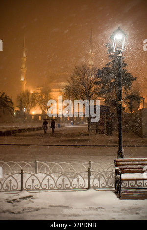 ISTANBUL TÜRKEI - Blaue Moschee (Sultan Ahmet Moschee Sultanahmet) während der Schnee im Garten Eingang fallen Stockfoto