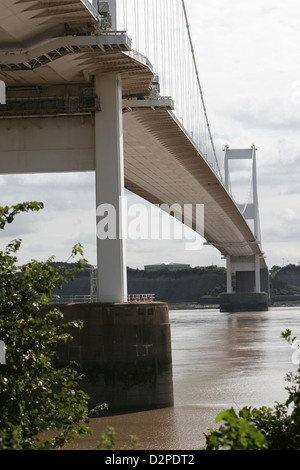 Eine Nahaufnahme von der Brücke von einem Aussichtspunkt am Ufer Flusses unten Stockfoto