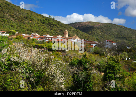 Blick über Dorf in den Parque Natural Sierra de Aracena y Picos de Aroche Stockfoto