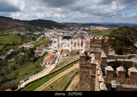 Weiße Pueblo unter dem 13. Jahrhundert Castillo in den Parque Natural Sierra de Aracena y Picos de Aroche Stockfoto