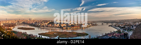 ISTANBUL TÜRKEI-weiten Panoramablick über das Goldene Horn mit Halic Brücke, Minarette, Moscheen, Galata-Turm, Eyup Seilbahn von Pierre Loti Sicht Stockfoto