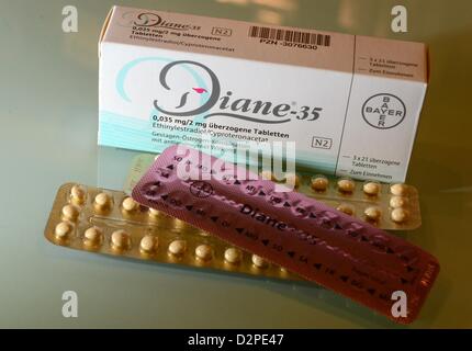 Eine Packung von empfängnisverhütende "Diane 35" ist in Berlin, Deutschland, 30. Januar 2013 abgebildet. Die Akne Medizin von Bayer, die oft als Verhütungsmittel verschrieben werden in Frankreich wegen possiblly tödliche Nebenwirkungen verboten. Diane 35 und imitieren Medikamente nur für drei weitere Monate verkauft werden darf die pharmazeutischen Regulierungsbehörde ANSM am 30. Januar 2013 angekündigt. Foto: JENS KALAENE Stockfoto