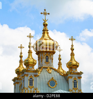 Nahaufnahme der goldenen Kuppel im Sommergarten, Peterhof, Russland Stockfoto