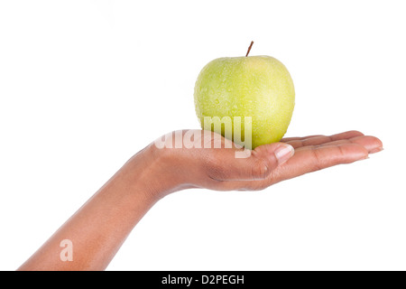 Afrikanische amerikanische Frau, die mit einem frischen Apfel in der Hand, isoliert auf weißem Hintergrund Stockfoto