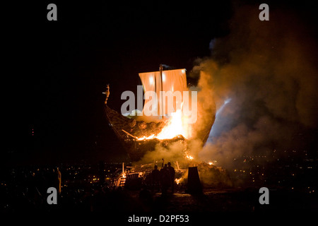 Dem Ausbrennen eines Modells Viking Schiff, 3 Männer gekleidet als Wikinger auf Calton Hill Edinburgh das Finale der Fackelzug Stockfoto