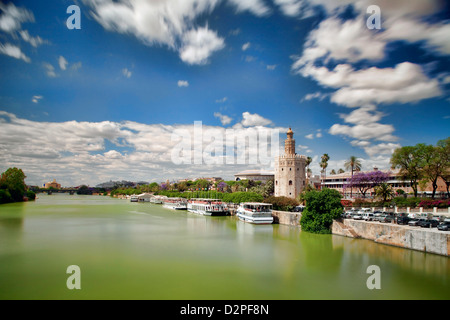 Sevilla, Spanien, der goldene Turm am Fluss Guadalquivir Stockfoto