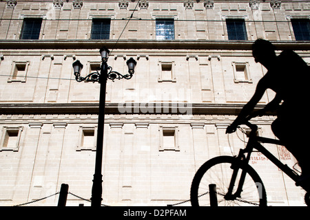 Sevilla, Spanien, ein Radfahrer auf der Avenida De La Constitución Stockfoto