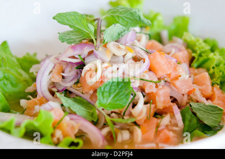 würziger Lachs Salat mit verschiedenem Gemüse und Kräuter Stockfoto