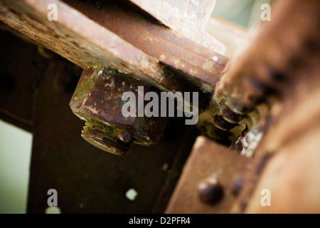 Mutter, Bolzen und Nieten auf einem alten rostigen Brücke Stockfoto