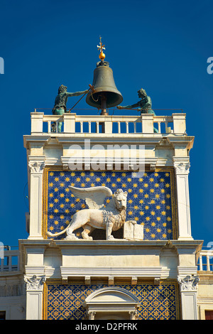 Nahaufnahme der geflügelte Löwe Statue des Hl. Markus auf St Mark's Clock Tower, Venedig Italien Stockfoto