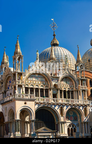 Fassade mit gotischen Architektur und Kuppeln der romanischen Basilika Markusplatz, Venedig Stockfoto