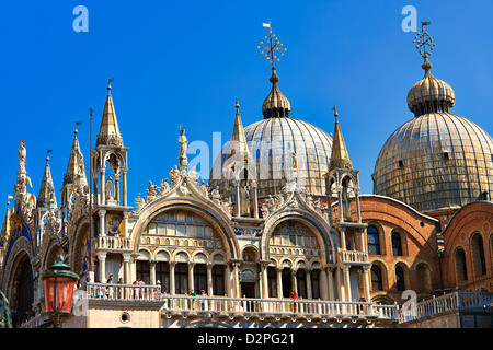 Fassade mit gotischen Architektur und Kuppeln der romanischen Basilika Markusplatz, Venedig Stockfoto