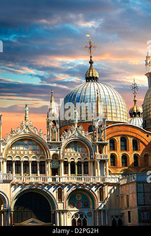 Fassade mit gotischen Architektur und romanischen Domes St. Markus Basilika bei Sonnenuntergang, Venedig Stockfoto