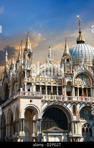 Fassade mit gotischen Architektur und romanischen Domes St. Markus Basilika bei Sonnenuntergang, Venedig Stockfoto