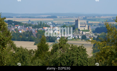 Blick über das Flusstal der Lahn mit der St. Lubentius-Basilika Stockfoto