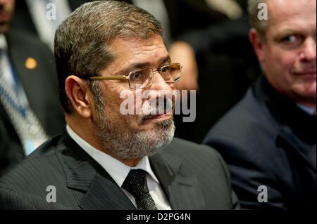 Der ägyptische Präsident Mohammed Mursi nimmt an einer Veranstaltung von der Körber-Stiftung in Berlin, Deutschland, 30. Januar 2013. Gegen Ende seines Besuchs vorgeworfen Mursi im Westen, dass es das alte, undemokratische System in Ägypten seit vielen Jahren unterstützt hatte. "Westliche Ländern haben verlängerte das Leben von solchen Regimen seit Jahrzehnten", Mursi sagte während der Konferenz bei der Stiftung. Foto: Sven Hoppe/Alamy live-Nachrichten. Stockfoto