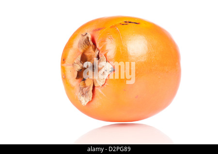 Persimone über weißen reflektierenden Hintergrund. Stockfoto