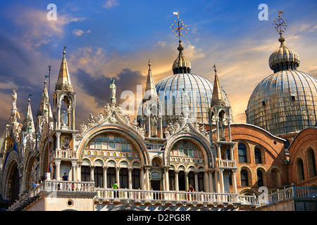 Fassade mit gotischen Architektur und romanischen Domes St. Markus Basilika bei Sonnenuntergang, Venedig Stockfoto