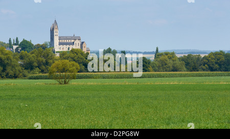 Blick über das Flusstal der Lahn mit der St. Lubentius-Basilika Stockfoto