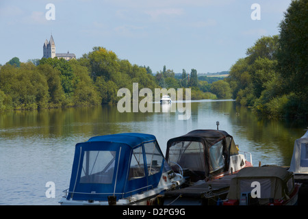 Blick über die Lahn mit der St. Lubentius-Basilika Stockfoto