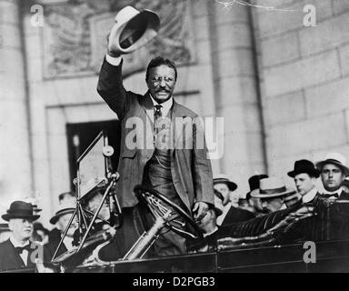 Theodore Roosevelt, Dreiviertel Länge Porträt, stehend in Auto, winken Hut (zwischen 1909 und 1932) Stockfoto